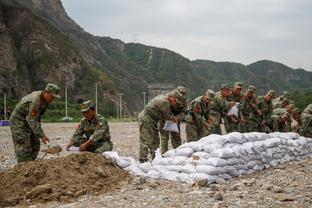 记者：沙特去年约7000万欧报价卡塞米罗，仍有意今夏引进他