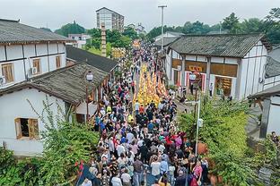 希腊警方使用催泪瓦斯驱赶雅典AEK球迷，不慎波及布莱顿球迷